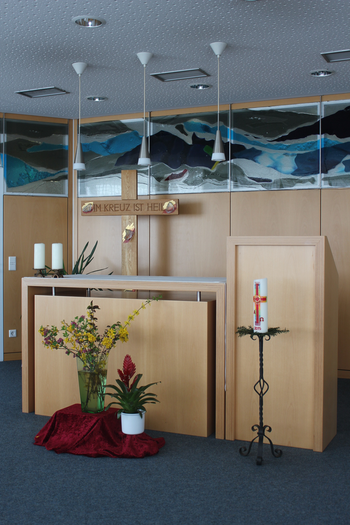 Hol- und Bringdienst Das Bild zeigt den modernen und mit Holz gestalteten Altarraum der Kapelle in der BG-Unfallklinik in Ludwigshafen