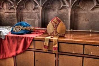 Mitra und Bischofsstab liegen auf einem Schrank in der Domsakristei